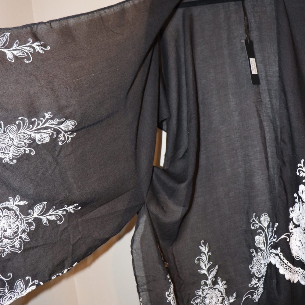 Black and white floral kimono - Picture 5 of 5